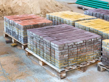 Şehir sokaklarının gelişimi. Asfalt döşeme için her şey hazır. İnşaat alanı. Kötü bir gün.