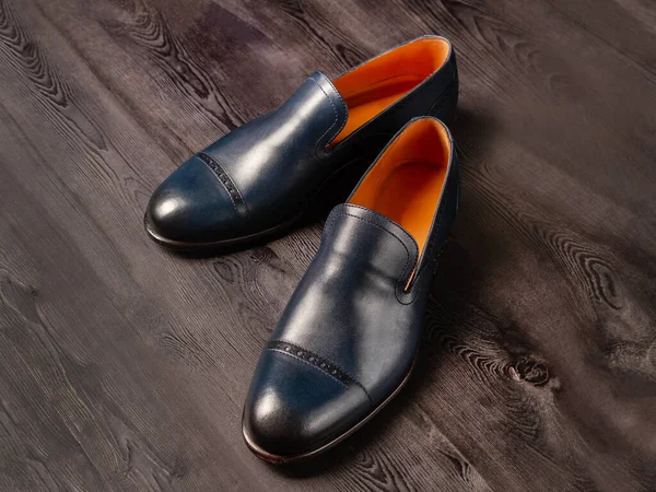 Sapatos Masculinos Design Italiano Piso Madeira Close Vista Lateral Foco — Fotografia de Stock