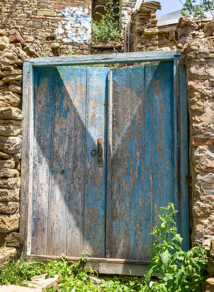 Old Wooden Door Cracked Blue Paint Wild Stone Fence Abandoned — Stock Photo, Image