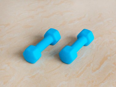 Dambıllar mermer bir yüzeyde yumuşak malzemeyle kaplıdır. Yumuşak odaklanma. Yakın plan.