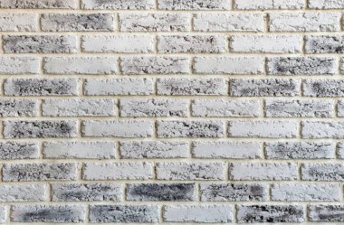 Gün ışığında parlak renklerde tuğla işi. Yumuşak odaklanma. Çatı katı tarzı yaşam alanı tasarımı