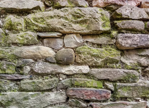 Zeď Vyrobena Divokého Kamene Různých Tvarů Pokrytých Mechem Plísní Zavřít — Stock fotografie