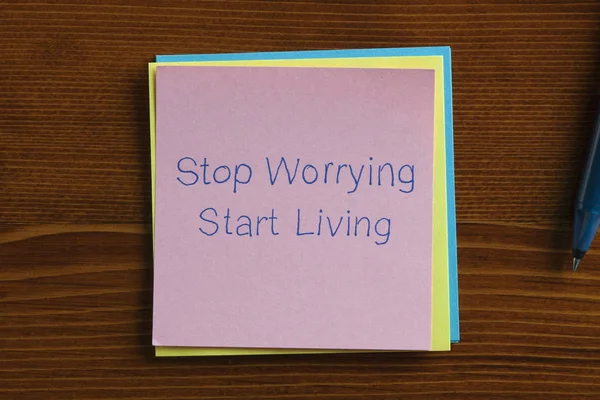 Arrêtez de vous inquiéter Start Living écrit sur une note — Photo