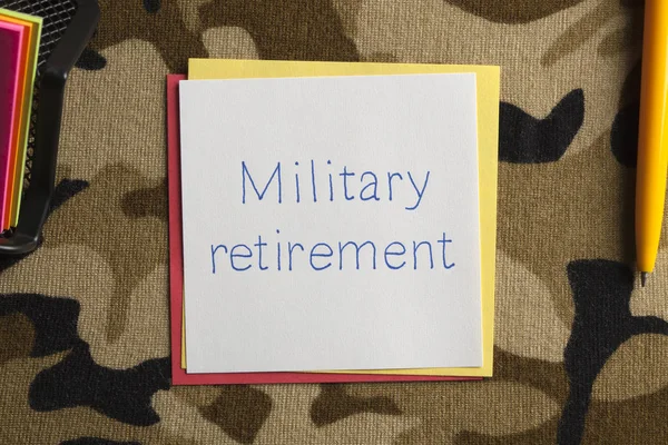 Військова пенсія написана на записці — стокове фото