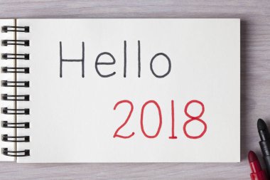 Merhaba 2018 el yazısı metin üstünde defter   