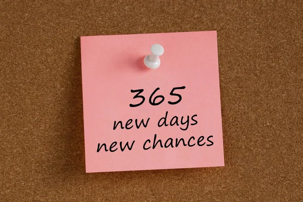 365 novos dias novas chances escritas na nota lembrar — Fotografia de Stock