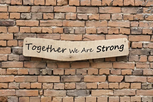 Tillsammans är vi starka skrivet på trä skylt — Stockfoto