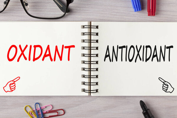 Антиоксидант или оксидант, написанный на концепции ноутбука
