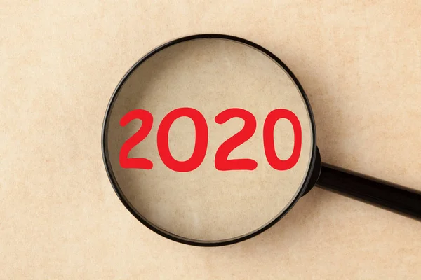 2020 pod szkłem powiększającym — Zdjęcie stockowe
