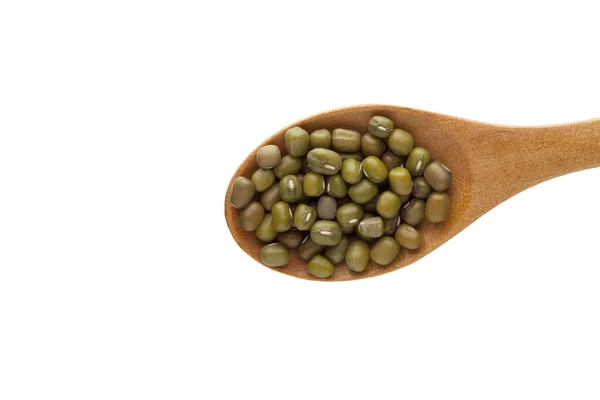在白色背景上隔离的木制勺子中的绿豆 — 图库照片