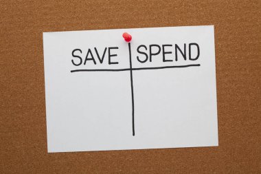 Tasarruf et ve konsepti mantar tahtaya iğnelenmiş beyaz kağıt sayfasına harca. Boş liste