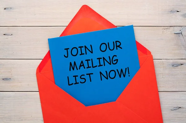 Dołącz Naszej Listy Mailingowej Napisanej Liście Niebieskiej Kopercie Drewnianym Tle — Zdjęcie stockowe