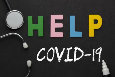 Siyah arkaplan üzerine Covid-19 metnine yardım et. Coronavirus testi.