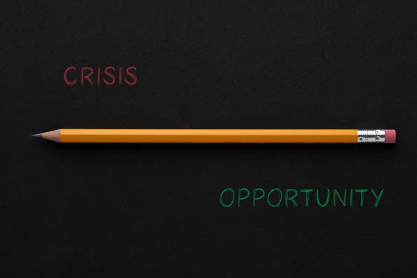 Entendendo Crise Oportunidade Com Lápis Sobre Fundo Preto Conceito Negócio — Fotografia de Stock