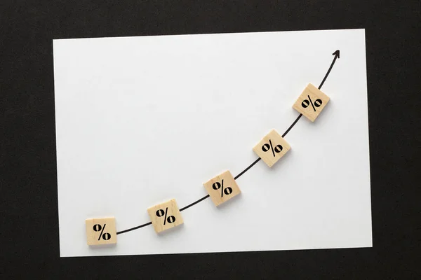 立方体の形をした木製のブロックに書かれた方向矢印とパーセント記号 金利概念 — ストック写真