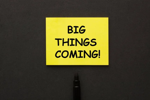 Big Things Coming Écrit Sur Une Note Jaune Avec Marqueur — Photo