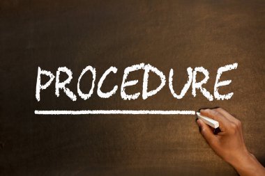 Tahtada tebeşirle insan el yazısı prosedürü. İş konsepti.