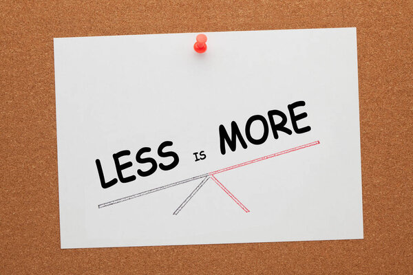 График рисования со словами меньше больше на белом листе бумаги прикреплен на пробковую доску
. 