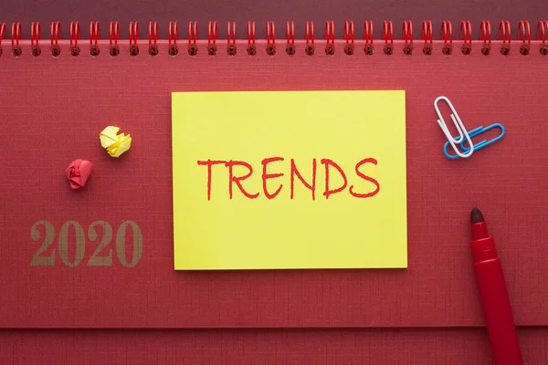 2020 Trendy Zapisane Notatce Markerem Czerwonym Tle Pojęcie Przedsiębiorstwa — Zdjęcie stockowe