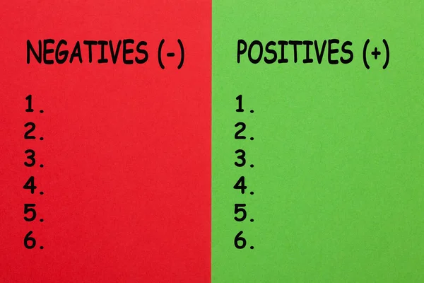 Das Wort Positiv Gegen Negativ Auf Rotem Und Grünem Papier — Stockfoto