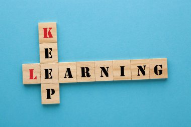 Sözcükler kavramsal bulmaca ipuçlarını mavi arka plandaki tahta bloklarda öğrenmeye devam ediyor. 