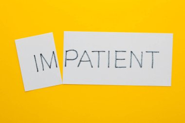 Sabırsız kelimesini beyaz bir çarşaftaki hastaya çevirmek 