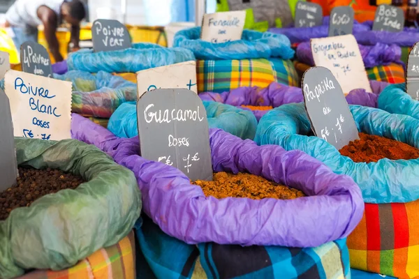 아보카도 소스, 파프리카 가루는 바 자에서 판매 — 스톡 사진