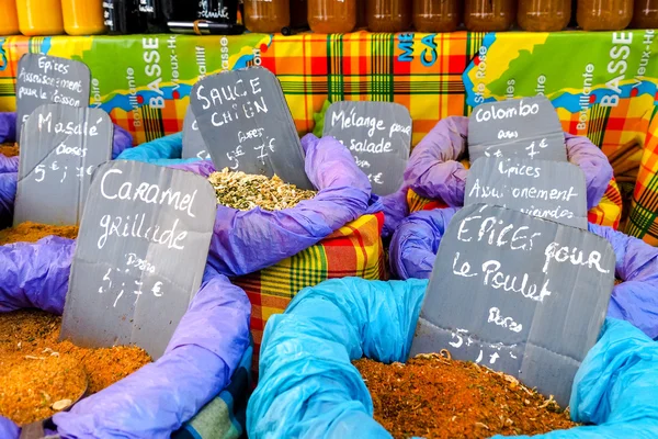 Especiarias à venda em uma banca de mercado — Fotografia de Stock