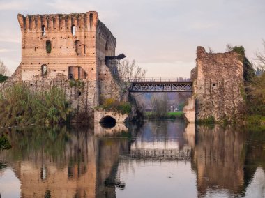 Köprü yansımaları Borghetto Valeggio sul Mincio yakınındaki M, Harabeleri