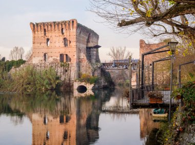 Köprü yansımaları Borghetto Valeggio sul Mincio yakınındaki M, Harabeleri