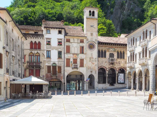 Plaza principal Vittorio Veneto con antiguas arcadas — Foto de Stock
