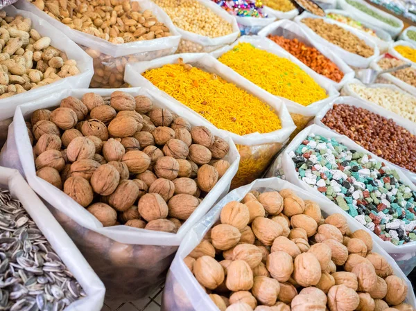 Cibo e spezie colorate bancarella mercato in Oman — Foto Stock