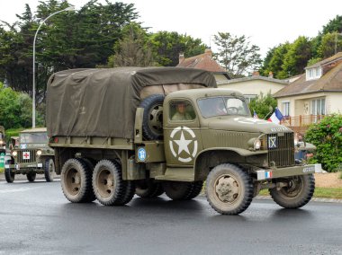 D-day debarquement kutlama için askeri araçlar Normandiya