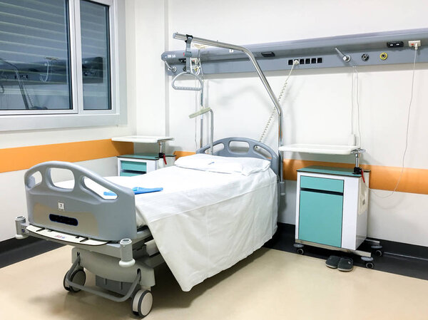 Hospital room with single bed