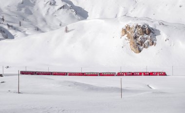 Bernina kırmızı tren karlı manzarada