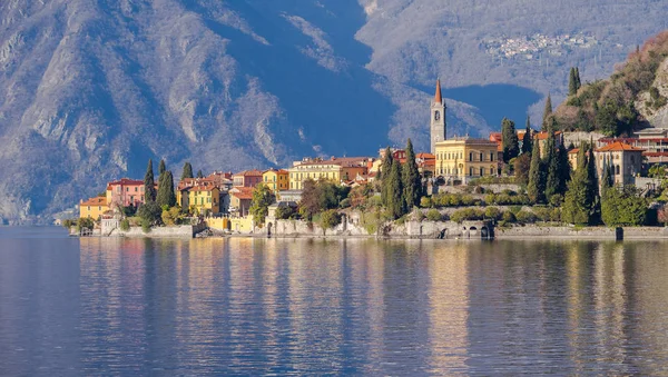 Waterfront krajobraz miasta Varenna, Jezioro Como — Zdjęcie stockowe