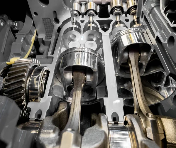 Внутрішній вигляд 4-тактних двигунів циліндрів, поршнів і клапанів — стокове фото
