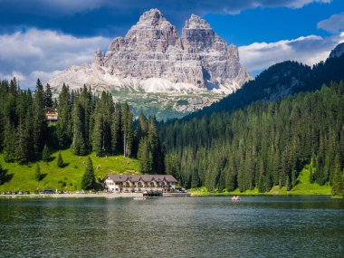 Dolomitlerle Misurina Gölü manzarası