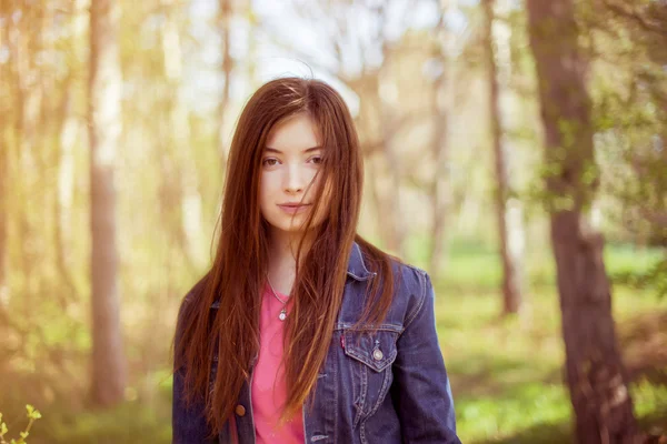 Portrait d'une fille aux longs cheveux raides bruns, qui volent en t — Photo