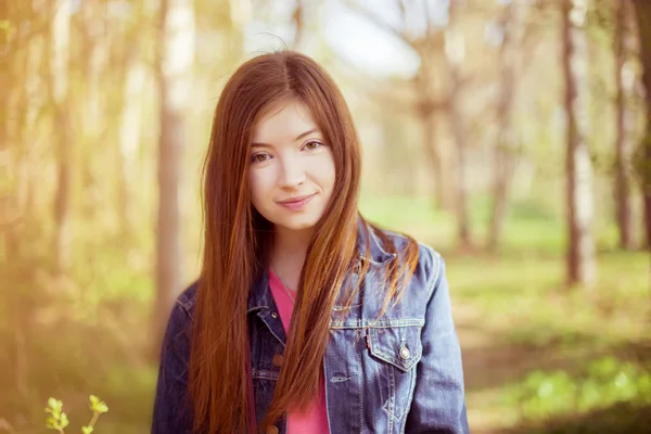 Portrait d'une fille aux longs cheveux raides bruns, qui volent en t — Photo