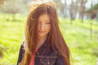 T sinek uzun düz kahverengi saçlı bir kız portresi