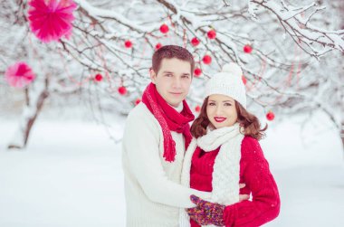 Aşık çifti bir kış manzarası bir arka plan üzerinde