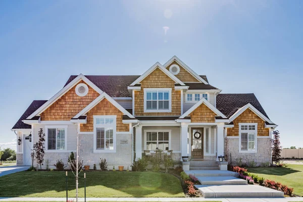 Grande casa moderna cara — Fotografia de Stock