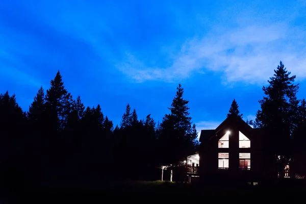 Alacakaranlıkta ahşap kulübe