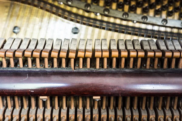 Vista interior do velho piano ereto — Fotografia de Stock