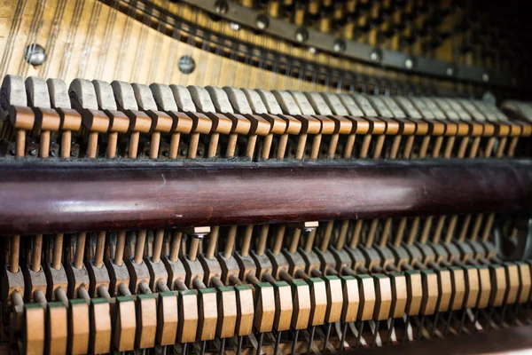 Vista interna del vecchio pianoforte verticale — Foto Stock