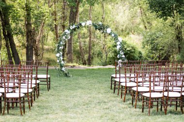 Açık havada düğün hazırlıkları.