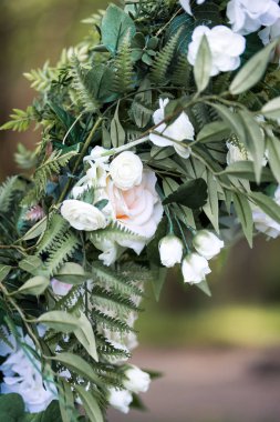 Düğün kemerinde dekoratif beyaz çiçekler