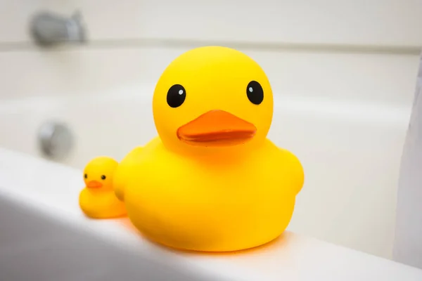 橡胶鸭家庭 母鸭和小鸭在浴缸边 — 图库照片