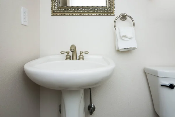 Lavabo Grifo Pedastal Simple Limpio Blanco Del Cuarto Baño —  Fotos de Stock